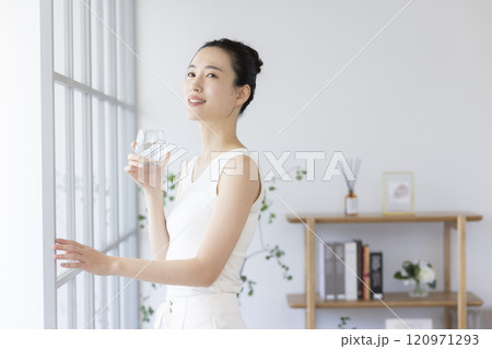 水を飲む女性 120971293