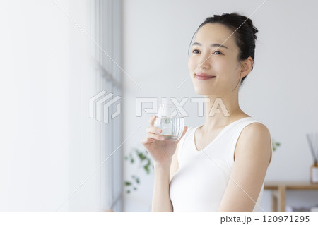 水を飲む女性 120971295