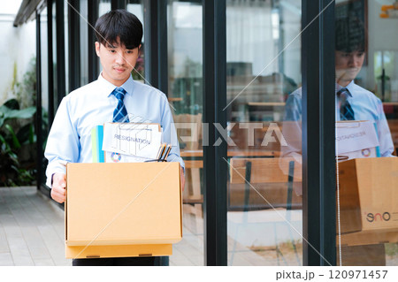 Employee leaving job during a workplace transition 120971457