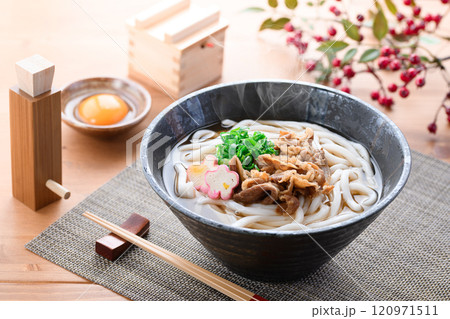 国産和牛を使用した具沢山の肉うどん 120971511