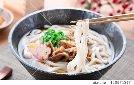 国産和牛を使用した具沢山の肉うどん 120971517