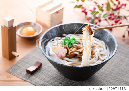 国産和牛を使用した具沢山の肉うどん 120971518