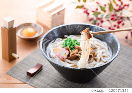 国産和牛を使用した具沢山の肉うどん 国産和牛を使用した具沢山の肉うどん 120971522