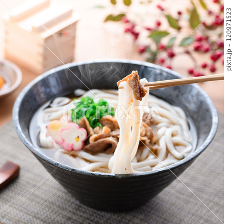 国産和牛を使用した具沢山の肉うどん 国産和牛を使用した具沢山の肉うどん 120971523