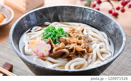 国産和牛を使用した具沢山の肉うどん 国産和牛を使用した具沢山の肉うどん 120971526