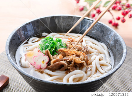 国産和牛を使用した具沢山の肉うどん 国産和牛を使用した具沢山の肉うどん 120971532