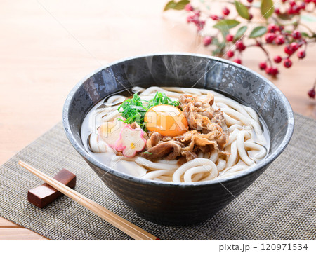 国産和牛を使用した具沢山の肉うどん 120971534