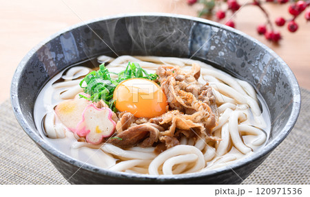 国産和牛を使用した具沢山の肉うどん 国産和牛を使用した具沢山の肉うどん 120971536