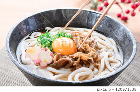 国産和牛を使用した具沢山の肉うどん 国産和牛を使用した具沢山の肉うどん 120971539