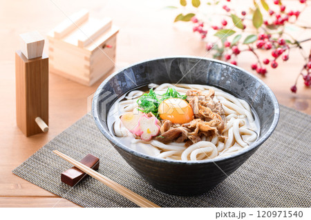国産和牛を使用した具沢山の肉うどん 国産和牛を使用した具沢山の肉うどん 120971540