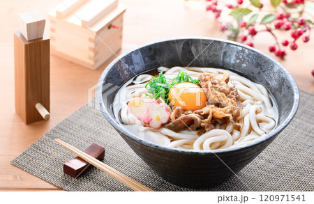 国産和牛を使用した具沢山の肉うどん 国産和牛を使用した具沢山の肉うどん 120971541