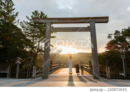 三重県伊勢市　伊勢神宮内宮の大鳥居と日の出 120971633