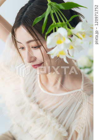 花を持ったミドル女性のポートレート 120971752