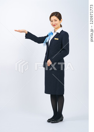 案内する接客業の女性 120971773