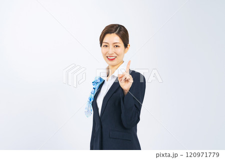 指をさして微笑むスーツのミドル女性 120971779