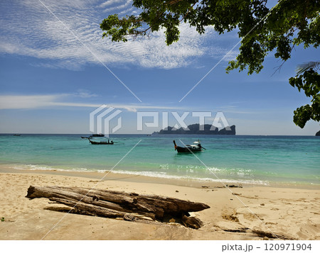A serene and beautiful tropical beach paradise featuring traditional boats 120971904