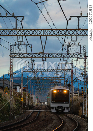 小田急線と富士山　秋 120971918