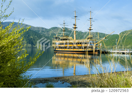 箱根・芦ノ湖　桃源台港に停泊中の海賊船 / Hakone, Japan 120972563