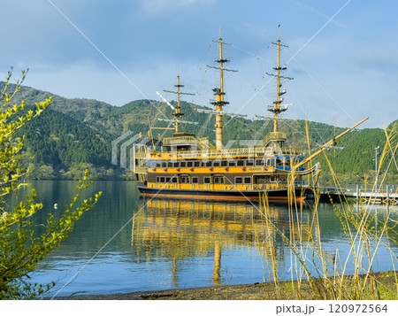 箱根・芦ノ湖 桃源台港に停泊中の海賊船 / Hakone, Japan 箱根・芦ノ湖 桃源台港に停泊中の海賊船 / Hakone, Japan 120972564