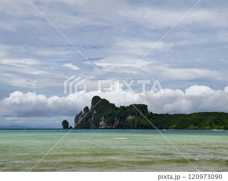 A serene and tranquil island landscape featuring crystal clear water A serene and tranquil island landscape featuring crystal clear water 120973090