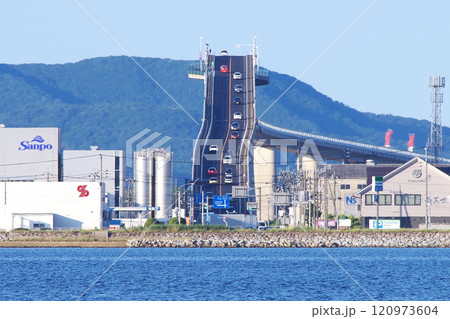 中海に浮かぶ大根島の岸辺から望遠レンズで撮影した江島大橋（通称ベタ踏み坂）の松江方面側の急勾配の写真 120973604