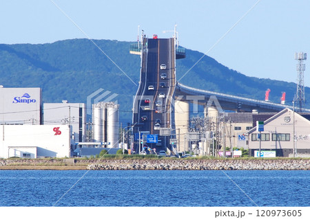 中海に浮かぶ大根島の岸辺から望遠レンズで撮影した江島大橋(通称ベタ踏み坂)の松江方面側の急勾配の写真 中海に浮かぶ大根島の岸辺から望遠レンズで撮影した江島大橋(通称ベタ踏み坂)の松江方面側の急勾配の写真 120973605
