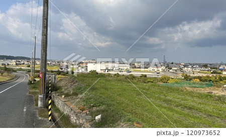 日本の田舎の電柱と畑 日本の田舎の電柱と畑 120973652