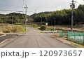 日本の田舎の電柱と交差点 120973657