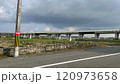 日本の田舎の電柱 120973658