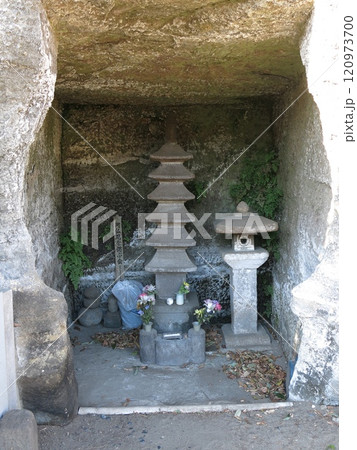 鎌倉市扇ガ谷の英勝寺近くにある歌人・阿仏尼の墓 120973700