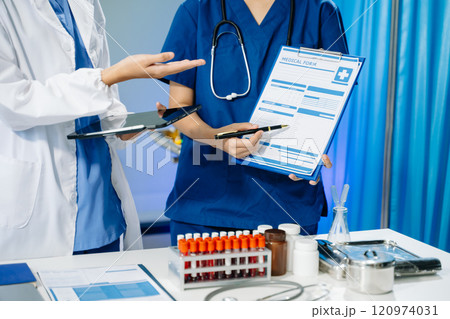 Meeting team of doctor and medical staff Consultation about the treatment of heart disease, pneumonia Meeting team of doctor and medical staff Consultation about the treatment of heart disease, pneumonia 120974031