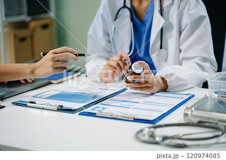 Meeting team of doctor and medical staff Consultation about the treatment of heart disease, pneumonia Meeting team of doctor and medical staff Consultation about the treatment of heart disease, pneumonia 120974085