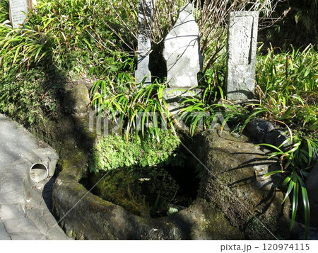 鎌倉市扇ガ谷の海蔵寺門前にある底脱の井（鎌倉十井） 120974115