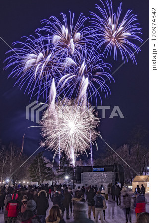 北海道の冬の花火大会と花火を眺める観客 120974342