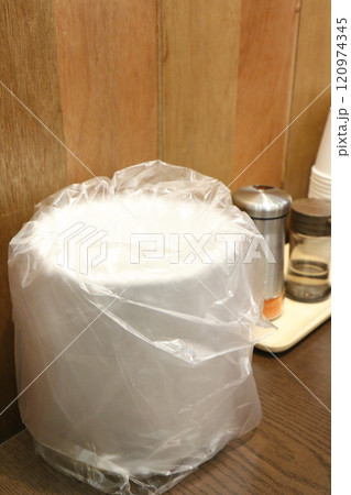 飲食店のテーブルの上にあるごみ箱(韓国) 飲食店のテーブルの上にあるごみ箱(韓国) 120974345