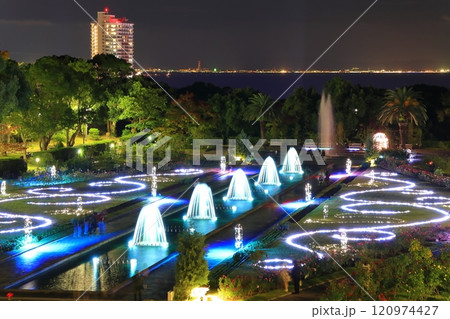 【兵庫県】バラが満開の須磨離宮公園の夜景(紅葉と噴水のファンタジー) 【兵庫県】バラが満開の須磨離宮公園の夜景(紅葉と噴水のファンタジー) 120974427