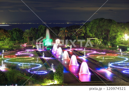 【兵庫県】バラが満開の須磨離宮公園の夜景（紅葉と噴水のファンタジー） 120974521