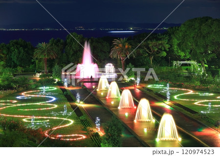 【兵庫県】バラが満開の須磨離宮公園の夜景（紅葉と噴水のファンタジー） 120974523