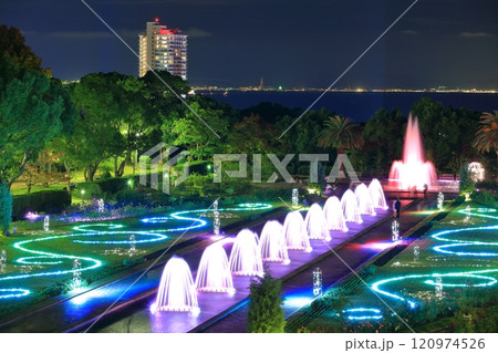 【兵庫県】バラが満開の須磨離宮公園の夜景(紅葉と噴水のファンタジー) 【兵庫県】バラが満開の須磨離宮公園の夜景(紅葉と噴水のファンタジー) 120974526