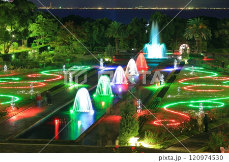 【兵庫県】バラが満開の須磨離宮公園の夜景(紅葉と噴水のファンタジー) 【兵庫県】バラが満開の須磨離宮公園の夜景(紅葉と噴水のファンタジー) 120974530