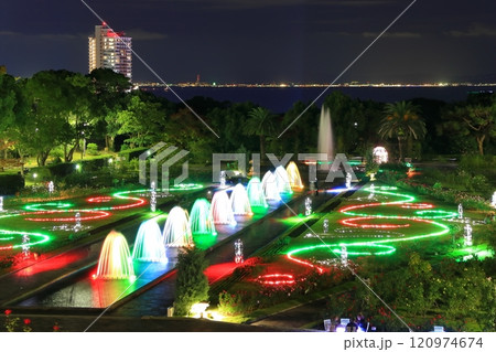 【兵庫県】バラが満開の須磨離宮公園の夜景（紅葉と噴水のファンタジー） 120974674