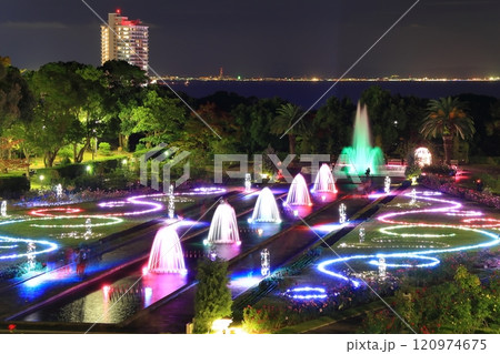 【兵庫県】バラが満開の須磨離宮公園の夜景（紅葉と噴水のファンタジー） 120974675