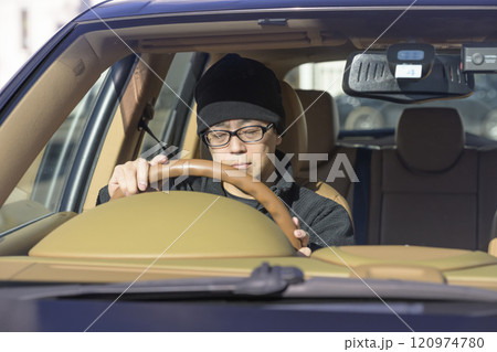 居眠り運転する男性（イメージ） 120974780