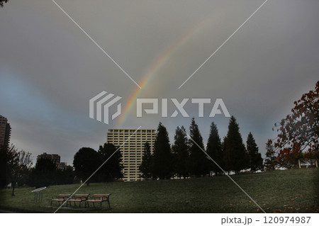 雨上がりの誰もいない公園から見えた虹。ビルの屋上から伸びているような、消えそうな 雨上がりの誰もいない公園から見えた虹。ビルの屋上から伸びているような、消えそうな 120974987