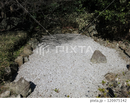 鎌倉歴史文化交流館前に移設された鎌倉時代の池の跡 120975142
