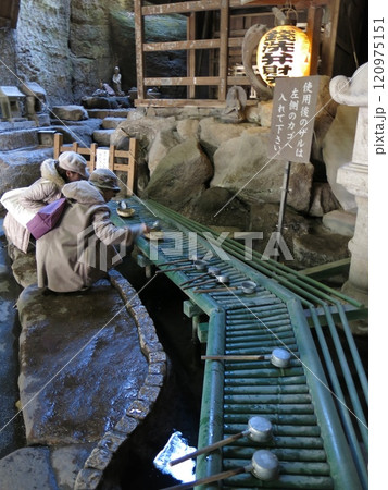 銭洗水が湧く鎌倉市の銭洗弁財天宇賀福神社 銭洗水が湧く鎌倉市の銭洗弁財天宇賀福神社 120975151