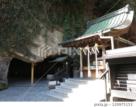 鎌倉市の銭洗弁財天宇賀福神社（本社と奥宮入口） 120975153