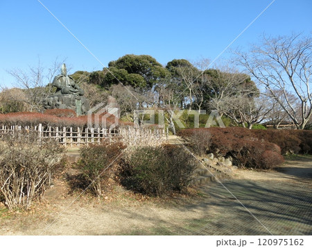 鎌倉市の源氏山公園（広場・源頼朝像） 120975162
