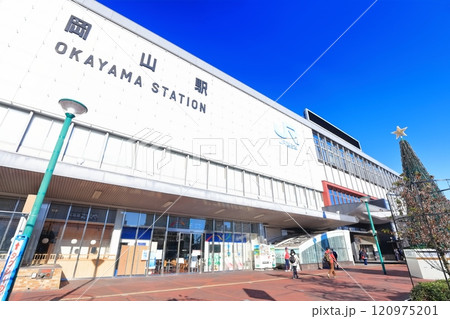【岡山県】晴天のJR岡山駅（東口駅前） 120975201