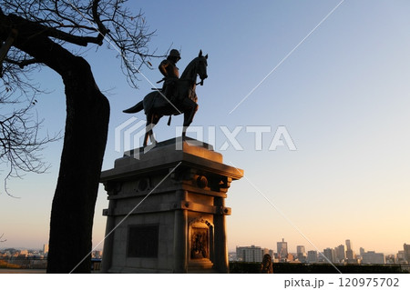 朝日の仙台城跡(本丸跡)【宮城県仙台市】 朝日の仙台城跡(本丸跡)【宮城県仙台市】 120975702